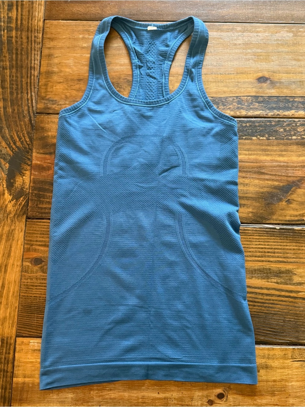 Lululemon Women’s Racerback Swiftly Tank-size 2 Blue. In good condition. The col